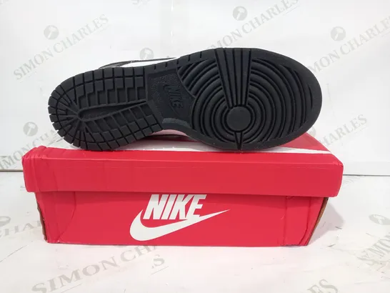 BOXED PAIR OF NIKE DUNK LOW RETRO SHOES IN BLACK/WHITE UK SIZE 6