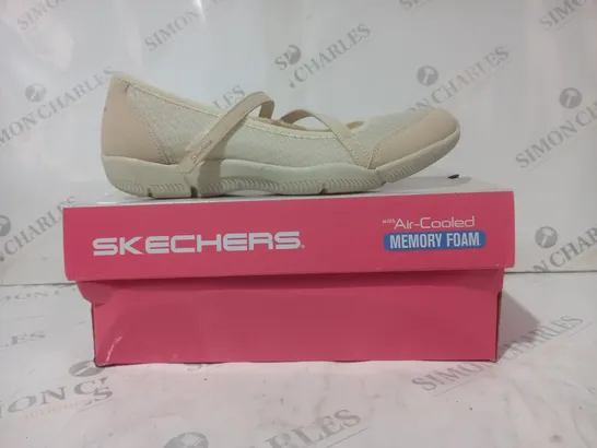 BOXED PAIR OF SKECHERS WOMEN'S SHOES IN BEIGE SIZE 6