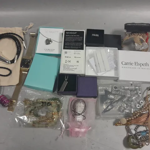 LOT OF ASSORTED JEWELLERY ITEMS TO INCLUDE NECKLACES, BRACELETS AND RINGS