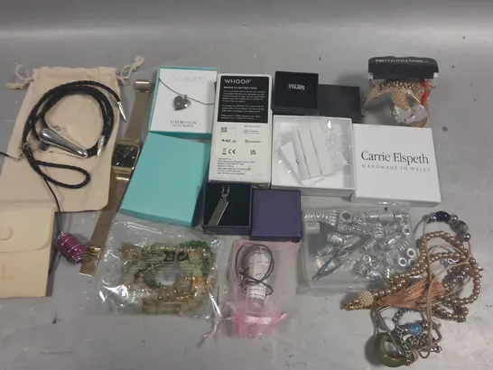 LOT OF ASSORTED JEWELLERY ITEMS TO INCLUDE NECKLACES, BRACELETS AND RINGS