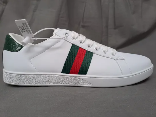 PAIR OF GUCCI SHOES IN WHITE/GREEN/RED EU SIZE 41