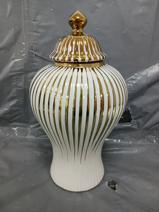 BOXED WHITE AND GOLD VASE 