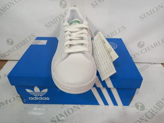 BOXED PAIR OF ADIDAS STAN SMITH SHOES IN WHITE/GREEN UK SIZE 6