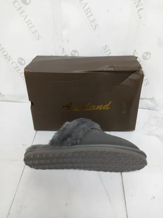 BOXED PAIR OF AUSLAND WOMENS LEATHER WARM SLIPPERS IN WINTAR UK 3/4