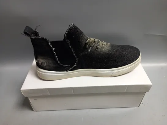 BOXED WS SHOES UNISEX  BLACK DENIM TRAINERS. SIZE EU 37