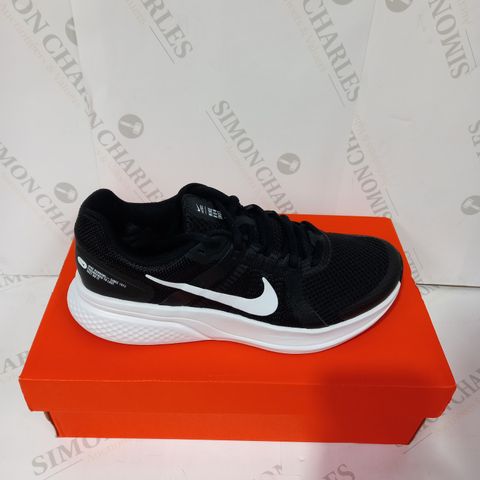 BOXED PAIR OF NIKE BLACK/WHITE TRAINERS SIZE 6