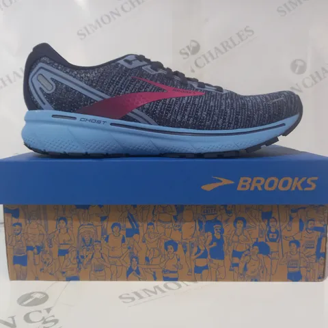BOXED PAIR OF BROOKS GHOST 14 TRAINERS IN BLUE/FUCHSIA UK SIZE 7.5