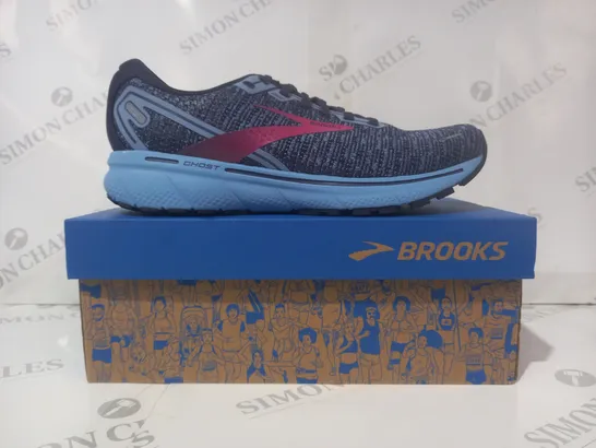 BOXED PAIR OF BROOKS GHOST 14 TRAINERS IN BLUE/FUCHSIA UK SIZE 7.5