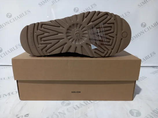 BOXED PAIR OF UGG WTAZZ SHOES IN TAN UK SIZE 4