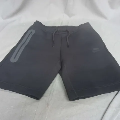 NIKE BLACK STANDARD FIT SHORTS - MEDIUM