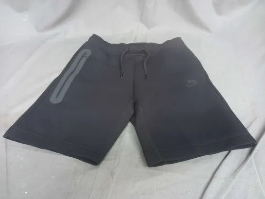 NIKE BLACK STANDARD FIT SHORTS - MEDIUM