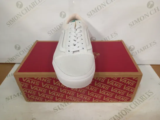 BOXED PAIR OF VANS COMFYCUSH OLD SHOES IN WHITE UK SIZE 8.5