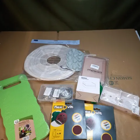 BOX OF APPROXIMATELY 15 HOUSEHOLD AND ELECTRICAL ITEMS TO INCLUDE SANDING PADS, JEWELLERY BOX, KNEELING PAD ETC