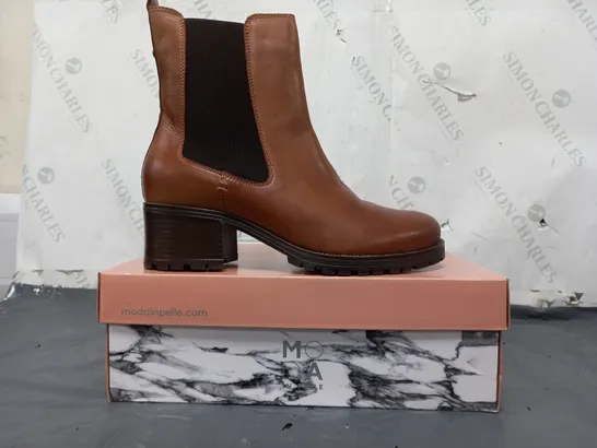 BOXED PAIR OF MODA IN PELLE CHUNKY HEEL CHELSEA BOOTS IN TAN SIZE 7