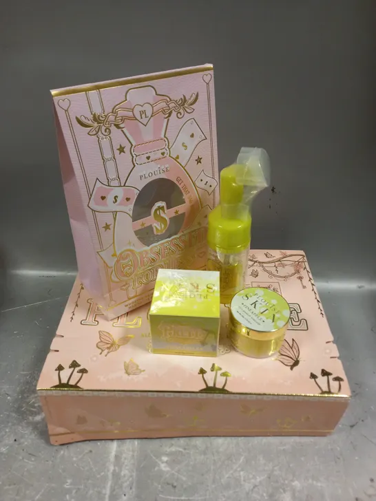 BOXED PLOUISE PINEAPPLE SKINCARE SET TO INCLUDE - PLUMPING MOISTURISER - FOAMING FACIAL CLEANSER - JELLY MAKEUP REMOVER