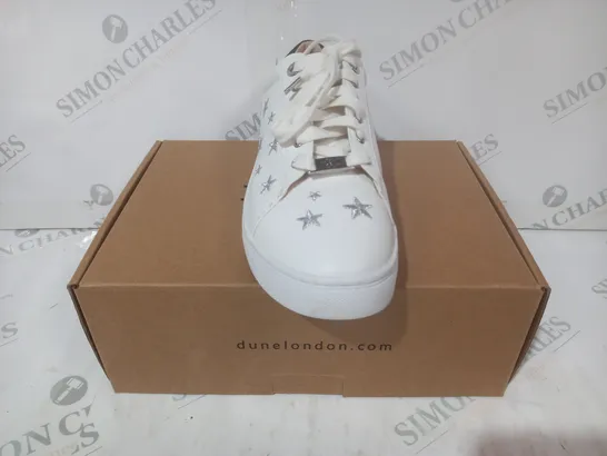 BOXED PAIR OF DUNE LONDON 081 ECLIPTI STAR EMBROIDERED SHOES IN WHITE SIZE 7