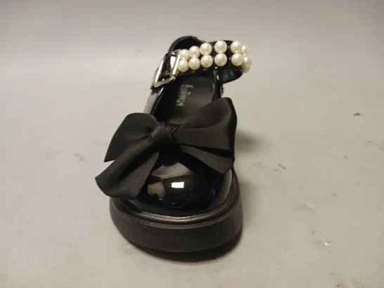 BOXED PAIR OF DESIGNER KIDS SHOES IN GLOSSY BLACK W. PEARL EFFECT DETAIL EU SIZE 29