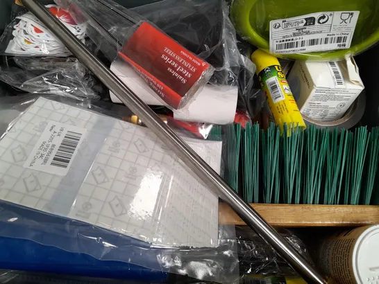 APPROXIMATELY 20 ASSORTED HOUSEHOLD ITEMS TO INCLUDE EVERYDAY COACHING CARDS, GLUE STICK, ETC