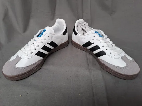 BOXED PAIR OF ADIDAS SAMBA SHOES IN WHITE/BLACK UK SIZE 4.5