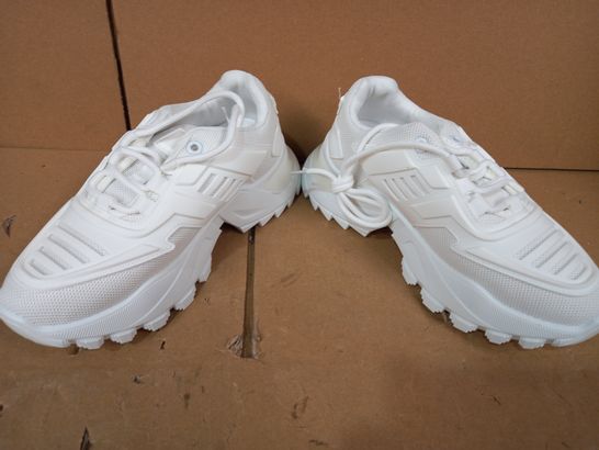 BOXED PAIR OF DESIGNER SHOES IN WHITE EU SIZE 36