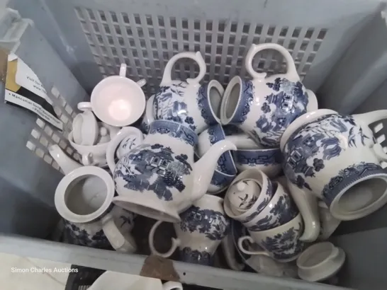 QUANTITY OF ASSORTED BLUE/WHITE & WHITE CROCKERY (2 BASKETS)