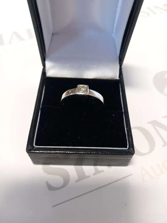 18CT WHITE GOLD SOLITAIRE RING RUB-OVER SET WITH A NATURAL PRINCESS CUT DIAMOND