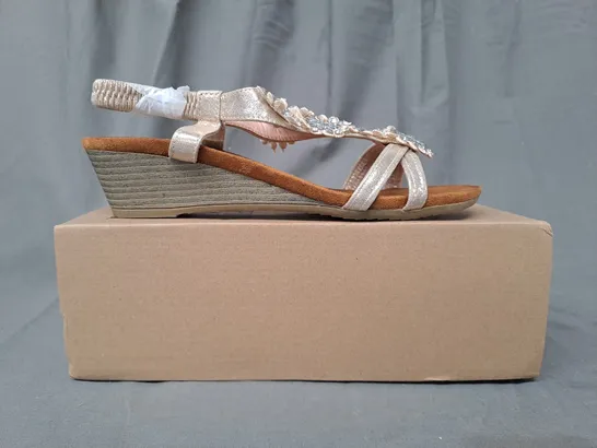 BOXED PAIR OF WHERE'S THAT FROM OPEN TOE WEDGE SANDALS IN ROSE GOLD W. GLITTLER & JEWEL EFFECT UK SIZE 7