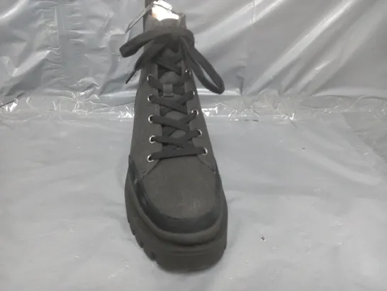 BOXED PAIR OF VIONIC HIKER BOOTS IN BLACK SIZE 7