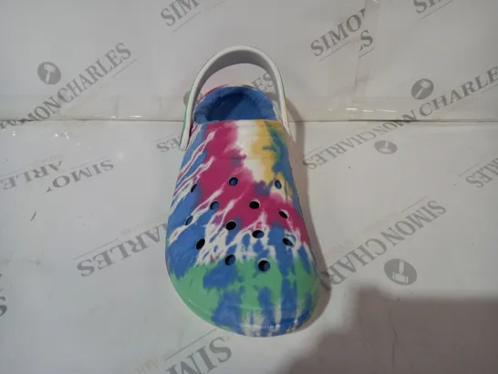 PAIR OF CROCS LINED TIE DYE CLOGS UK SIZE M7/W8