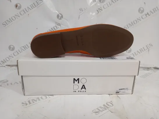 BOXED PAIR OF MODA IN PELLE ADELYN ORANGE LEATHER UNLINED FLAT LOAFER IN SIZE 39