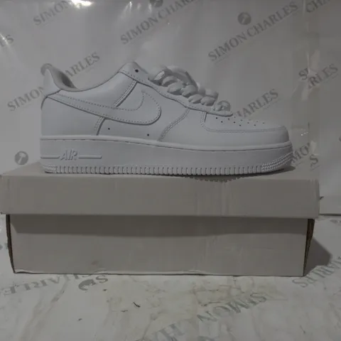 BOXED PAIR OF NIKE AIR FORCE 1 '07 SHOES IN WHITE UK SIZE 8