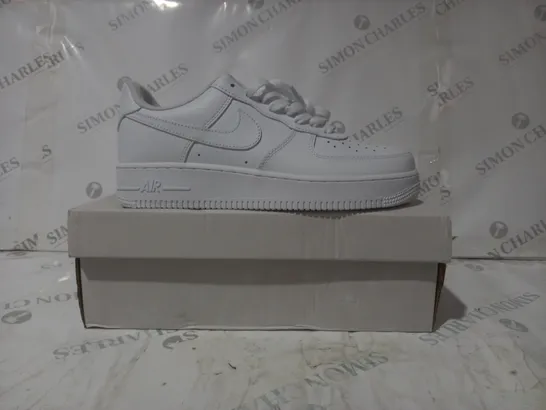 BOXED PAIR OF NIKE AIR FORCE 1 '07 SHOES IN WHITE UK SIZE 8