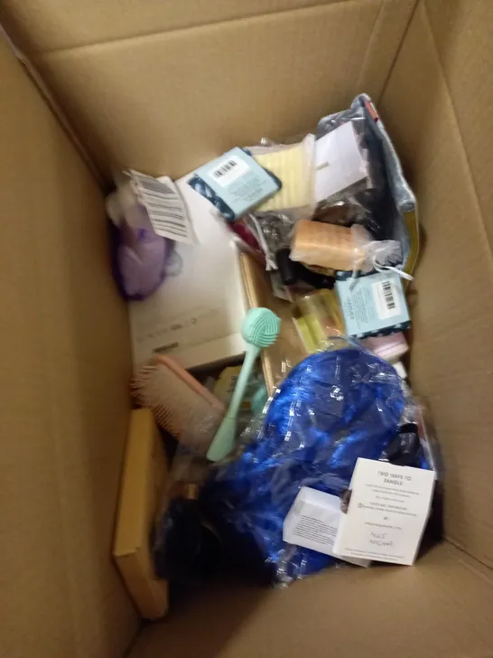 BOX OF ASSORTED ITEMS TO INCLUDE WASHBAG, BRUSH, SHAVER, SOAP ETC 