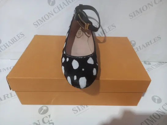 BOXED PAIR OF TOD'S CLOSED TOE SHOES IN BLACK/WHITE ANIMAL PRINT EU SIZE 38