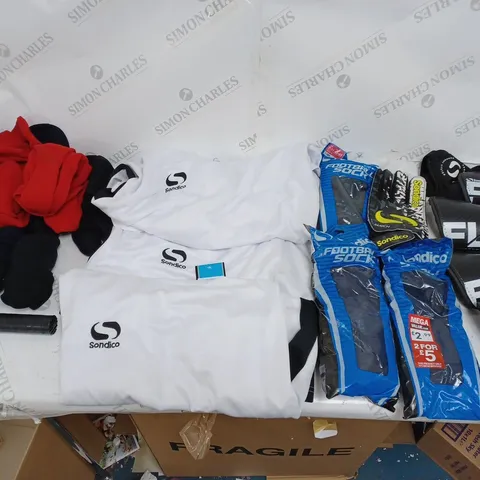 LARGE BOX OF APPROXIMATELY 20 SPORTING GOODS TO INCLUDE SONDICO FOOTBALL SOCKS, SONDICO GOALIE GLOVES, AND SONDICO FLAIR SHIN PADS ETC.  - COLLECTION ONLY