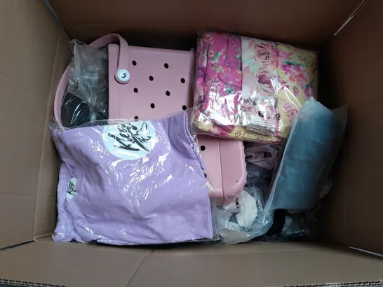 BOX OF APPROXIMATELY 25 ASSORTED CLOTHING ITEMS TO INCLUDE - T-SHIRT , BAGS , JEANS , ETC 