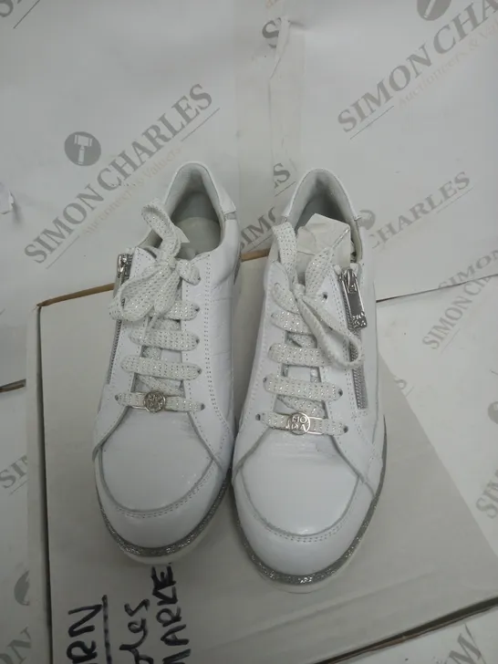 BOXED TRAINERS WHITE AND SILVER SIZE 5