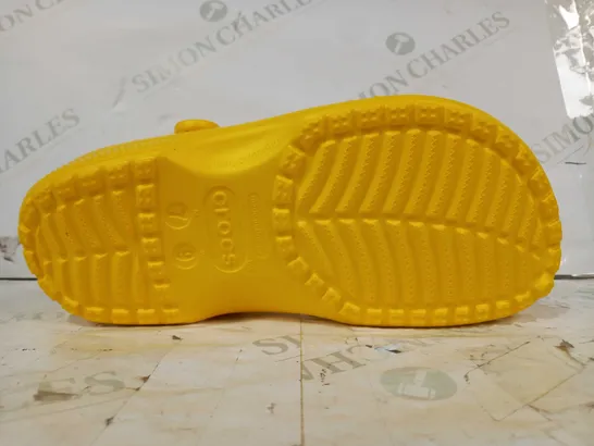 BOXED PAIR OF CROCS CLASSIC IN LEMON YELLOW SIZE M7/W9