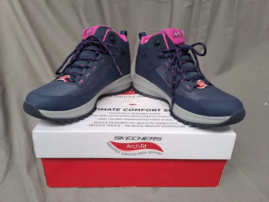 BOXED PAIR OF SKETCHERS NAVY  DISCOVER BOOTS SIZE 5