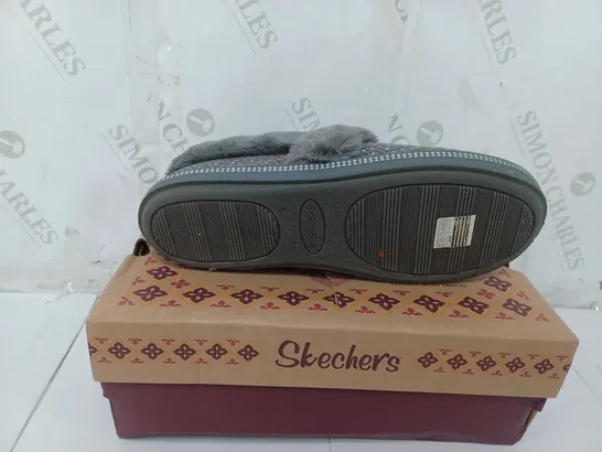 BOXED PAIR OF SKECHERS COZY SLIPPERS IN CHARCOAL SIZE 6.5