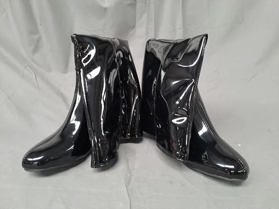 BOXED PAIR OF DESIGNER LOW BLOCK HEEL KNEE-HIGH BOOTS IN GLOSSY BLACK EU SIZE 38