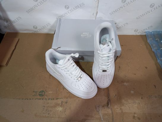 BOXED PAIR OF NIKE WHITE TRAINERS SIZE 8.5