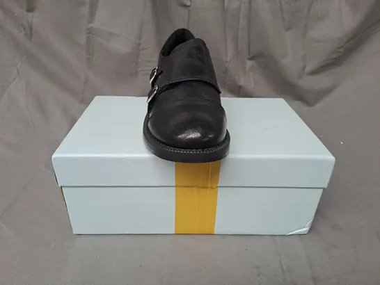 BOXED PAIR OF DESIGNER SHOES IN BLACK EU SIZE 38