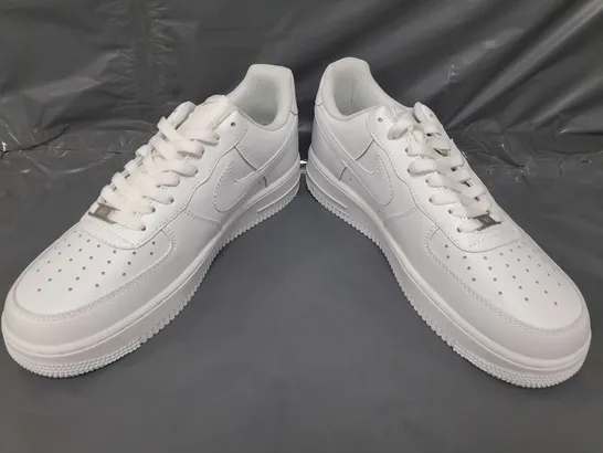 BOXED PAIR OF NIKE AIR FORCE 1 '07 SHOES IN WHITE UK SIZE 9