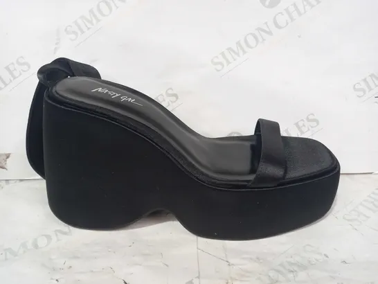 BOXED PAIR OF NASTY GAL PLATFORM OPEN TOE WEDGE SANDALS IN BLACK UK SIZE 7