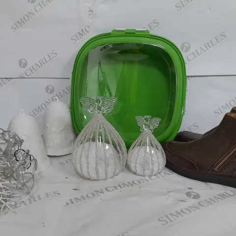 CAGE OF APPROX 7 ASSORTED ITEMS TO INCLUDE - SHOES , LED SNOWFLAKES , LED BELLS ETC