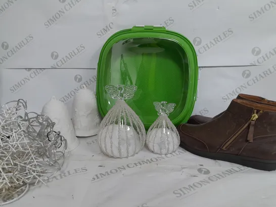 CAGE OF APPROX 7 ASSORTED ITEMS TO INCLUDE - SHOES , LED SNOWFLAKES , LED BELLS ETC