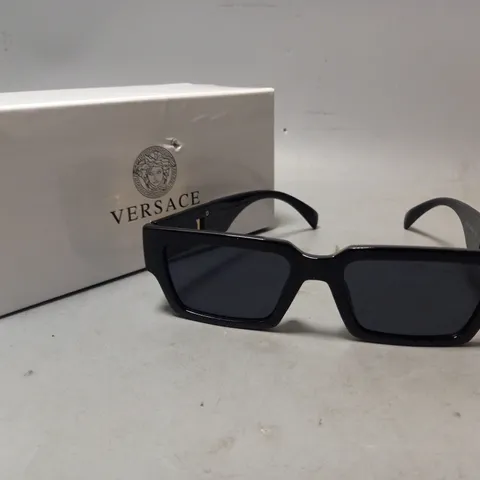 VERSACE SUNGLASSES IN BLACK W. GOLD EFFECT DETAIL