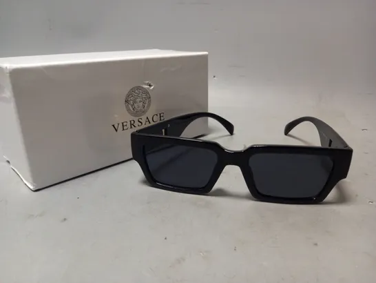 VERSACE SUNGLASSES IN BLACK W. GOLD EFFECT DETAIL