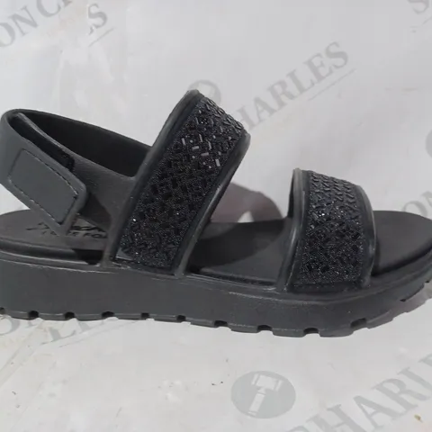 BOXED PAIR OF SKETCHERS PARTY SANDAL IN BLACK SIZE 5